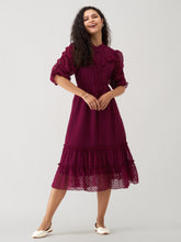 Robe à col montant en mousseline de soie Maroon Oak Brasso Swiss Dot